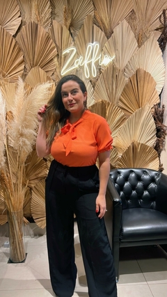 BLUSA COM ELÁSTICO NA MANGA E AMARRAÇÃO NO PESCOÇO