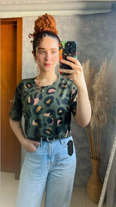 CROPPED DE MANGA ESTAMPA ANIMAL PRINT na internet