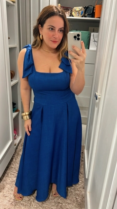 VESTIDO COM AMARRAÇÃO NA ALÇA na internet