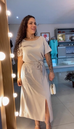 CONJUNTO DE SAIA COM ELÁSTICO NA CINTURA E BLUSA - comprar online
