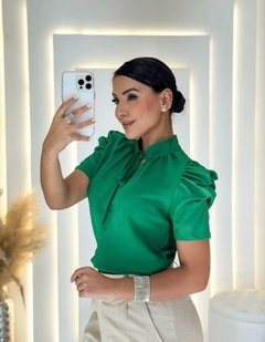 BLUSA DE MANGA PRINCESA COM DETALHE DE BOTÃO E AMARRAÇÃO NO PESCOÇO