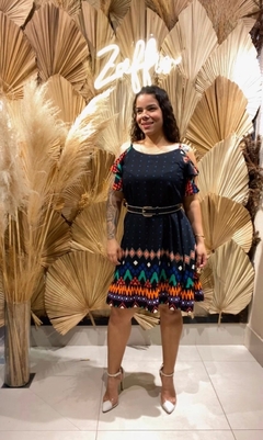 VESTIDO CURTO ESTAMPADO COM ABERTURA NO OMBRO - comprar online