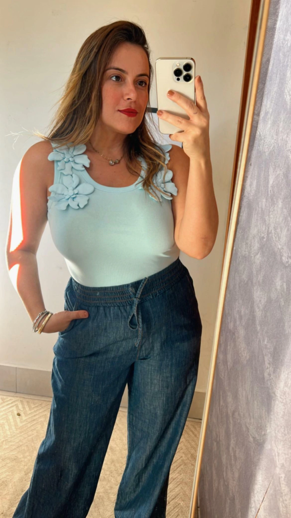 BLUSA COM FLORES 3D NA ALÇA