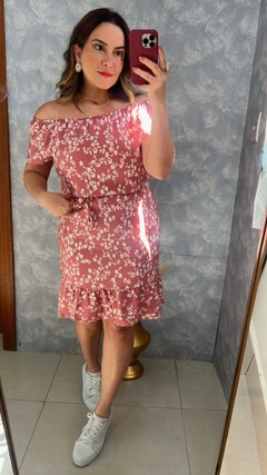 VESTIDO CURTO COM BABADO ELÁSTICO NO OMBRO E FAIXA DE AMARRAÇÃO