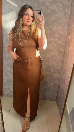 CONJUNTO REGATA COM SAIA FENDA FRONTAL