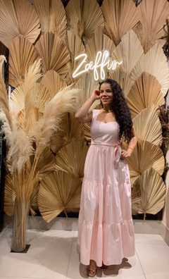 VESTIDO LISTRADO COM FAIXA PARA AMARRAÇÃO NA CINTURA na internet