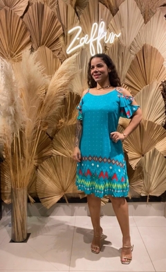 VESTIDO CURTO ESTAMPADO COM ABERTURA NO OMBRO