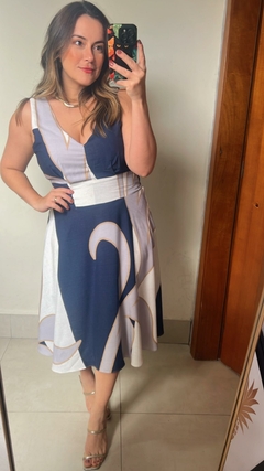 VESTIDO ESTAMPADO COM FENDA NAS COSTAS