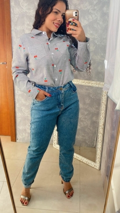 CAMISA MANGA LONGA LISTRADA CEREJA BORDADA
