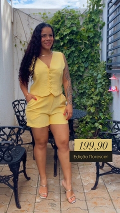 CONJUNTO DE SHORT E BLUSA TIPO COLETE COM BOTÃO na internet