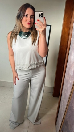 CONJUNTO CALÇA E BLUSA REGATA DE ALFAIATARIA COM DETALHE DE CIANINHA