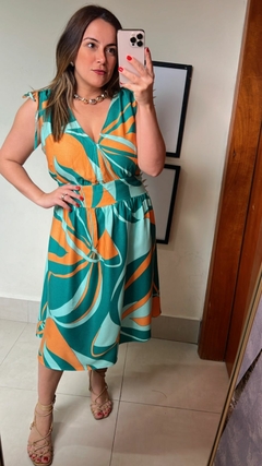VESTIDO PLUS COM DECOTE FRENTE E COSTA COM AMARRAÇÃO CURTO na internet