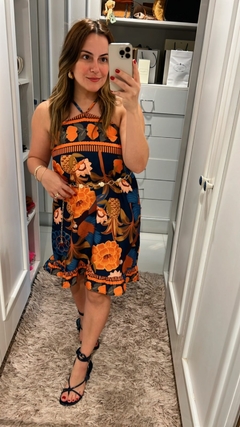 VESTIDO CURTO COM AMARRAÇÃO NAS COSTAS na internet