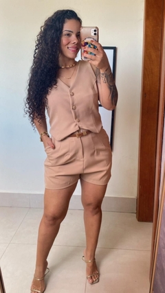 CONJUNTO SHORT COM CINTO E COLETE