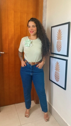 BLUSA COM BROCHE DE FLOR