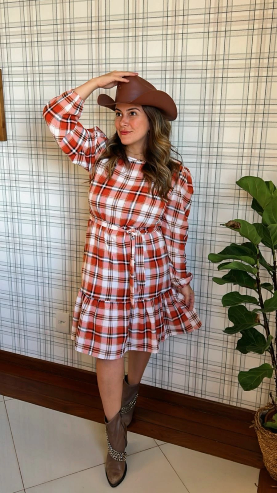 VESTIDO XADREZ DE MANGA LONGA COM BABADO NA BARRA
