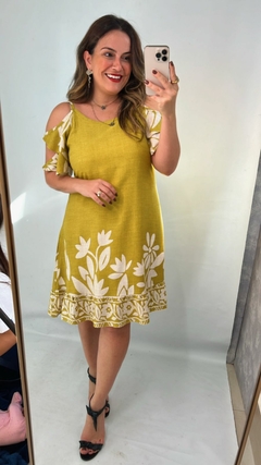 VESTIDO CURTO ESTAMPADO COM ABERTURA NO OMBRO na internet