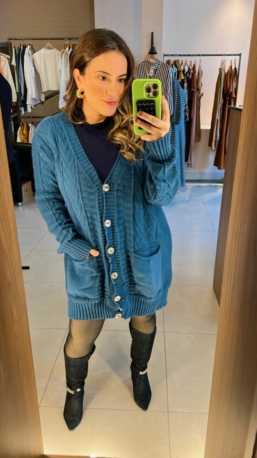CARDIGAN PLUS COM BOTÃO E BOLSO NA FRENTE