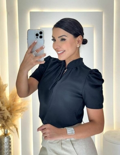 BLUSA DE MANGA PRINCESA COM DETALHE DE BOTÃO E AMARRAÇÃO NO PESCOÇO na internet