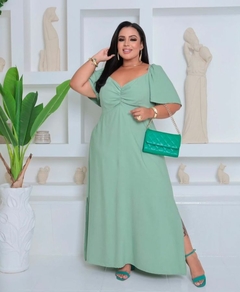 VESTIDO LONGO PLUS COM FENDA LATERAL