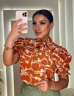 BLUSA 3 BOTÃO COM AMARRAÇÃO NO PESCOÇO