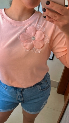 BLUSA COM BROCHE DE FLOR na internet
