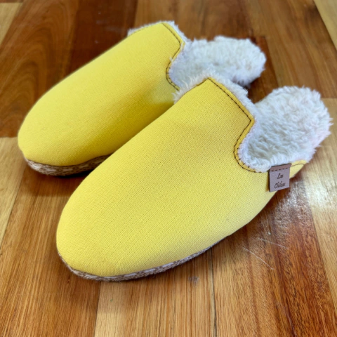 Mule Peluche Amarilla