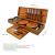 Kit para asado para 6 personas con valija de madera artesanal que incluye 6 pares de cubiertos Tramontina con mango de madera, 6 platos de madera de 24 cm de diámetro, 4 copas de vidrio y 2 vasos de metal, con medidas de 75 cm de ancho, 28 cm de fondo y 1