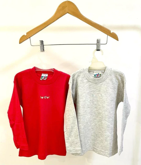 REMERA CORAZON Y FLORES