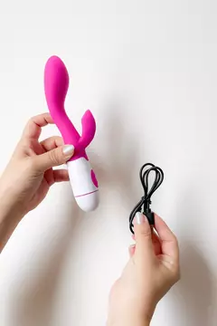 Vibrador de Ponto G e Clitóris - Recarregável USB na internet