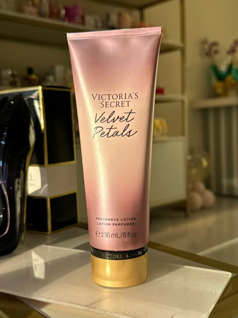 Hidratante Victoria's Secret - Velvet Petals 236ml - comprar online
