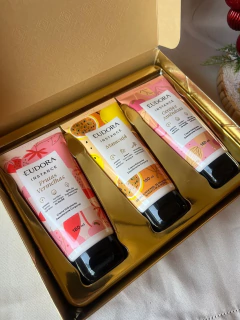 Kit Presente Instance Favoritos: Creme Hidratante Desodorante Frutas Vermelhas 180ml + Creme Relaxante Desodorante Maracujá 180ml + Creme Hidratante D
