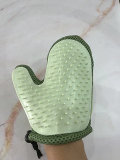 Manopla cepillo de baño y saca pelo - Tito’s Tienda de Mascotas 