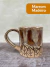 Caneca de cerâmica artesanal com design de folhas, na cor marrom madeira, com capacidade para 250ml.