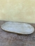 Prato travessa petisqueira oval de 23cm na cor cinza, com textura suave, sobre uma superfície de madeira.
