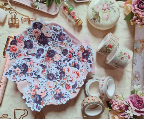 Flores em tons de azul escuro e pêssego