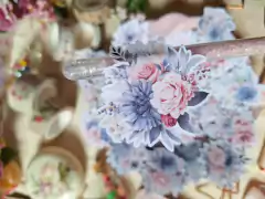 Flores em azul e rosa claros na internet