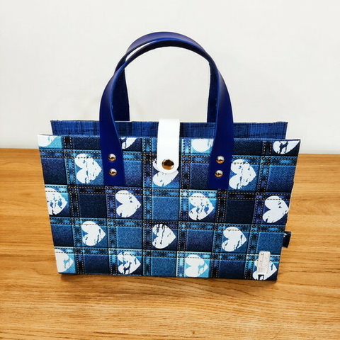 Case simples com alça para Livro / Bíblia - Jeans com Coração Branco
