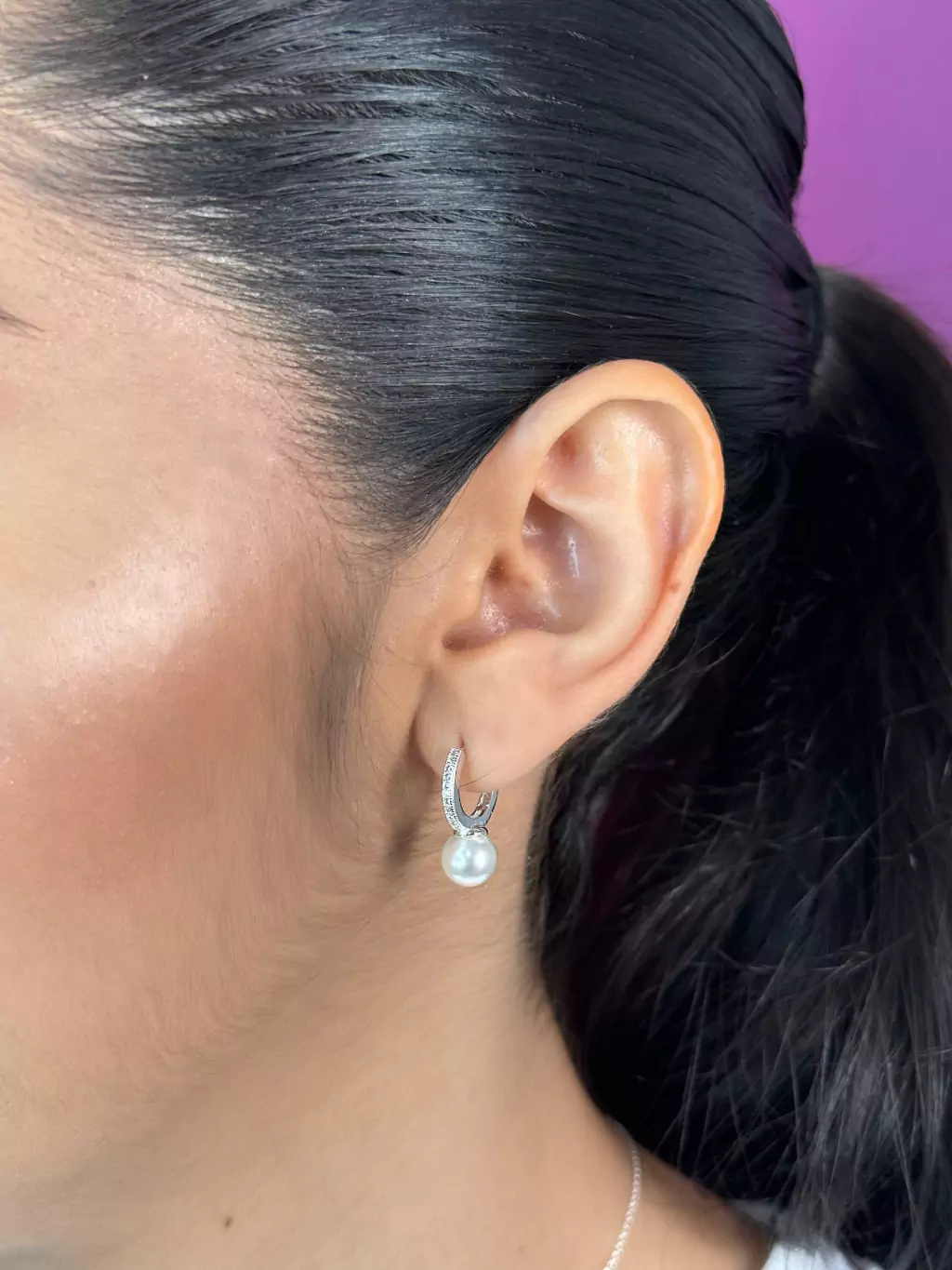 Brinco Argolinha cravejada com pérola