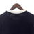 Detalhe da parte de trás da camisa retrô da seleção da Alemanha, edição especial 24/25, na cor preta, com gola branca.