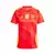 Camisa feminina vermelha da seleção da Espanha 24/25 com detalhes em amarelo e emblemas da FIFA e da Federação Espanhola de Futebol.
