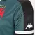 Detalhe da manga da camisa goleiro do Vasco, na cor azul petróleo, com logo da Kappa e estrelas douradas.
