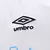 Logotipo da Umbro em uma camisa branca do Grêmio, modelo II 24/25 para torcedores.