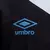 Detalhe do logo da Umbro em bordado na camisa masculina do Grêmio III 24/25, com fundo preto e azul.