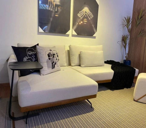 Sofá Fixo com chaise e módulo ilha lateral 2,50m pés no metal preto - BRENNAND - comprar online