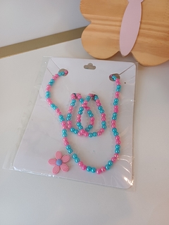 Kit cordão e pulseirinha em miçangas de florzinha
