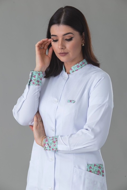 Jaleco Feminino Gabardine Branco Manga Longa Gola Padre e Estampado | Namastê
