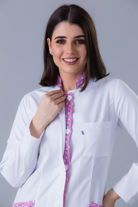 Jaleco Feminino Gabardine Branco Manga Longa Gola Padre Martigale Estampado Dentinhos | Namastê
