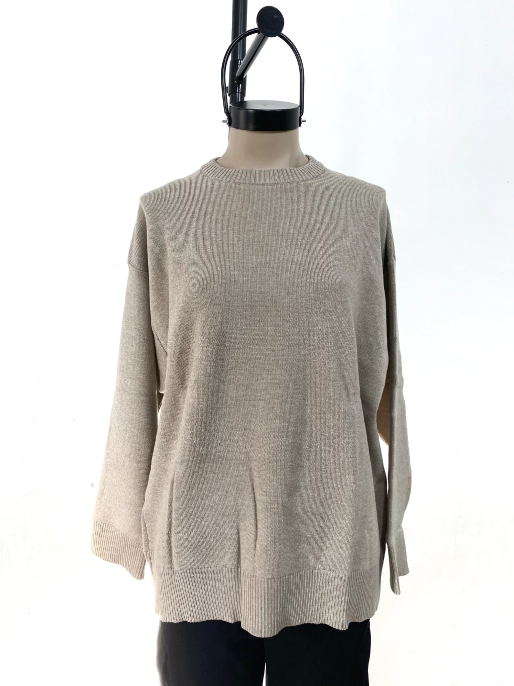 SWEATER STRUT 02