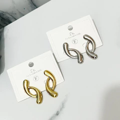 Brinco de Curvas em Aço Inoxidável Antialérgico - comprar online